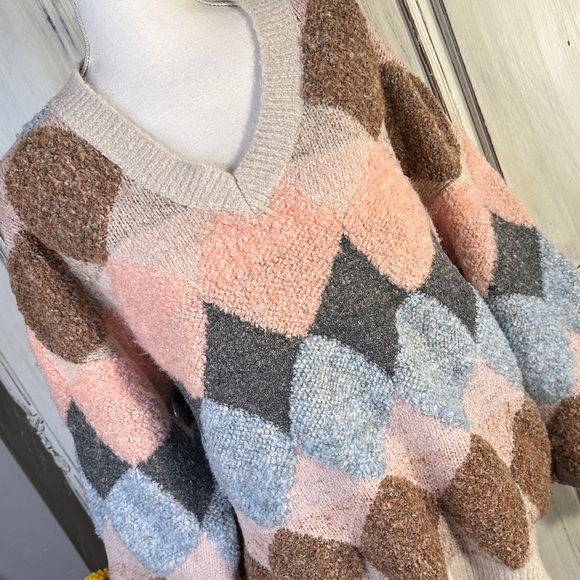 Fable Colorful Geometric Diamond Pattern Plush Women’s Sweater - Picture 3 of 12